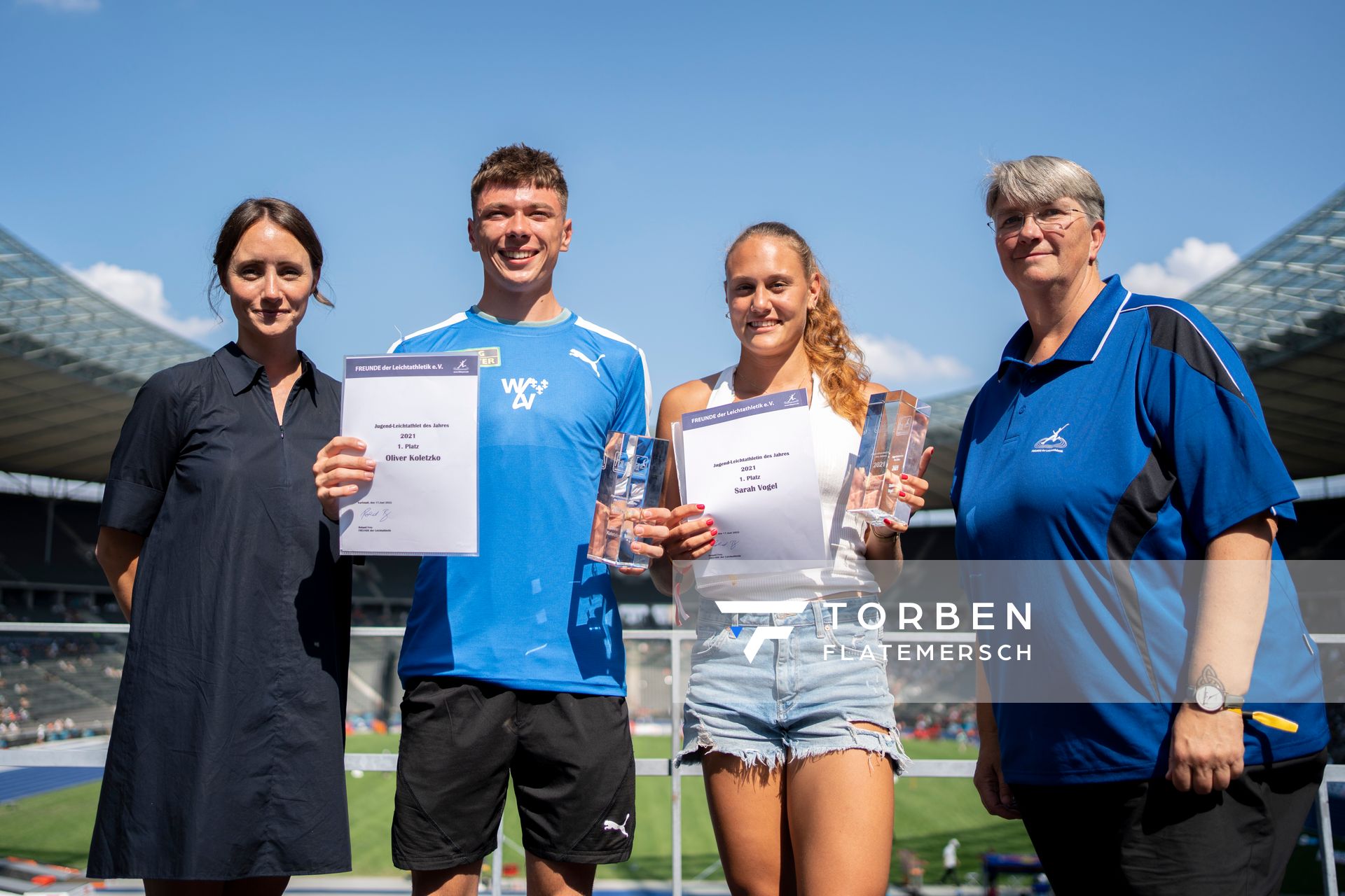 Oliver Koletzko (Wiesbadener LV) und Sarah Vogel (LG Seligenstadt) wurden zur Jugendsportler des Jahres 2021 gewaehlt und waehrend der deutschen Leichtathletik-Meisterschaften im Olympiastadion am 26.06.2022 in Berlin geehrt